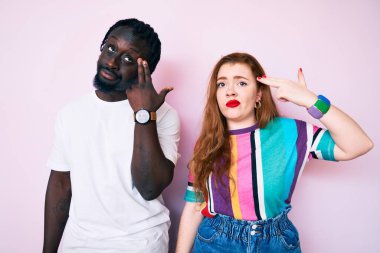 Irklar arası çiftler, günlük kıyafetler giyip, silah gibi el ve parmakları işaret ederek, intihar jesti yaparak birbirlerini vuruyorlar.. 