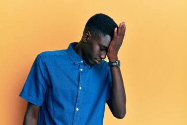 Gündelik giysiler giyen genç Afro-Amerikan bir adam hata sonucu el ele tutuşup şaşırdı. Hatayı unutmayın. Unuttum, kötü hafıza kavramı. 