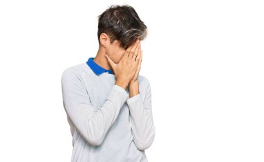 Ağlarken suratını ellerle kapatan, günlük kıyafetler giyen genç İspanyol. depresyon kavramı. 