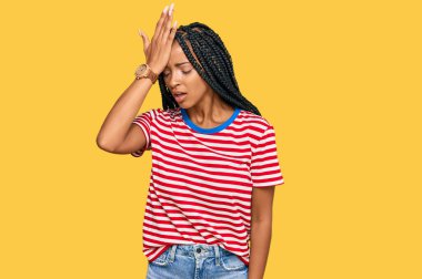 Gündelik giysiler giyen güzel İspanyol kadın bir hata sonucu el ele tutuşup şaşırdı. Hatayı hatırla. Unuttum, kötü hafıza kavramı. 