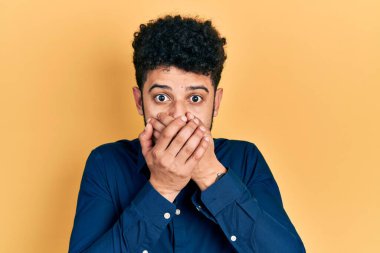 Sıradan gömlek giyen sakallı genç bir Arap yanlışlıkla elleriyle ağzını kapatmış. gizli kavram. 