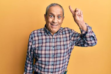 Gri saçlı, sıradan gömlekli yakışıklı bir adam başarılı bir fikri işaret ediyor. Heyecanlı ve mutlu. Bir numara.. 