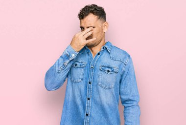 Sıradan bir kot ceket giyen genç İspanyol bir adam pis ve iğrenç bir koku alıyor. Dayanılmaz bir koku. Nefesini burnunda tutuyor. Kötü kokuyor. 