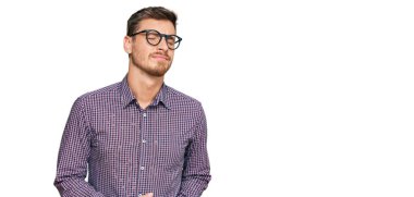 Yakışıklı, beyaz bir adam, günlük kıyafetler giyiyor ve elleri göbeğinde gözlükler takıyor çünkü mide bulantısı, acı verici bir hastalık kendini iyi hissetmiyor. Ağrı kavramı. 