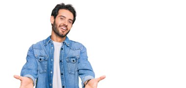 Gündelik kıyafetler giyen, neşeli gülümseyen, yardım eli uzatan ve kabullenen genç İspanyol adam.. 