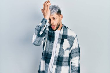 Modern boyalı saçlı, gündelik tişörtlü genç İspanyol bir adam. Yanlışlıkla el ele tutuşarak şaşırdı. Hatayı hatırla. Unuttum, kötü hafıza kavramı. 