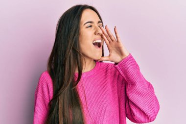 Latin asıllı genç bir kız günlük kıyafetler giyip el ele tutuşarak bağırıyor ve çığlık atıyordu. iletişim konsepti. 