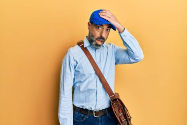 Orta yaşlı, sakallı ve gri saçlı kurye şapkalı bir adam. Yanlışlıkla el ele verip şaşırmış. Hatayı hatırla. Unuttum, kötü hafıza kavramı. 