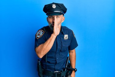 Orta yaşlı, yakışıklı, polis üniforması giyen, el ele tutuşan, gizli dedikodular söyleyen, kötü niyetli konuşmalar yapan bir adam. 