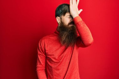 Uzun sakallı, sıradan kıyafetler giyen kızıl saçlı bir adam hata sonucu elleri kafasında şaşırmış. Hatayı hatırla. Unuttum, kötü hafıza kavramı. 