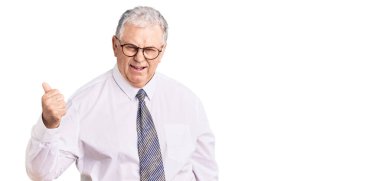 Yaşlı, gri saçlı, iş kıyafetleri giymiş kızgın, kızgın, yumruğunu kaldıran öfkeli ve öfkeyle bağıran bir adam. öfke ve agresif konsept. 