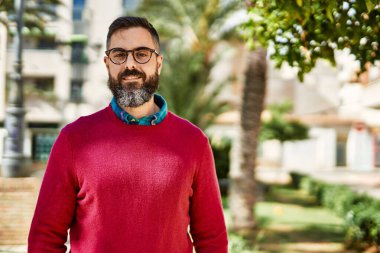 Genç İspanyol yönetici şehirde mutlu bir şekilde dikiliyor..