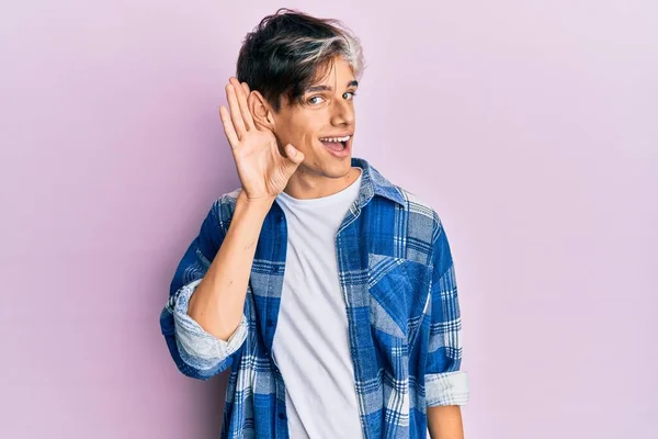 Young Hispanic Man Wearing Casual Clothes Smiling Hand Ear Listening — Stock Photo, Image