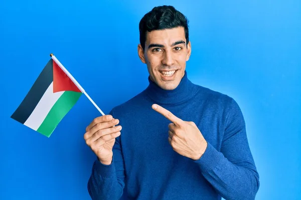 Snygg Hispanic Man Håller Jordanien Flagga Ler Glad Pekar Med — Stockfoto