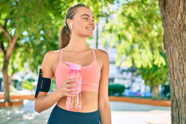 Jonge Blonde Sportvrouw Doet Oefening Drinken Fles Water Het Park — Stockfoto