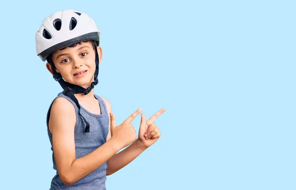 Pequeño Niño Lindo Con Casco Bicicleta Sonriendo Mirando Cámara Apuntando —  Fotos de Stock