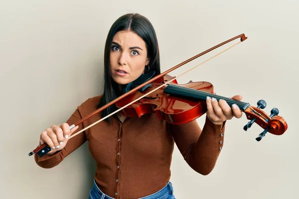 Young Brunette Woman Playing Violin Clueless Confused Expression Doubt Concept — Stock Photo, Image