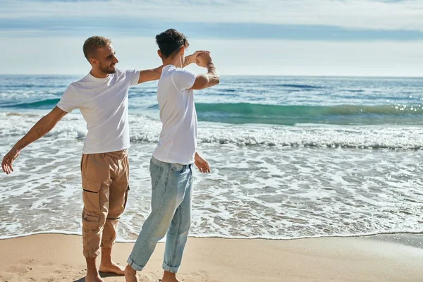 Genç Eşcinsel Çift Gülümsüyor Kumsalda Dans Ederken Mutlu — Stok fotoğraf
