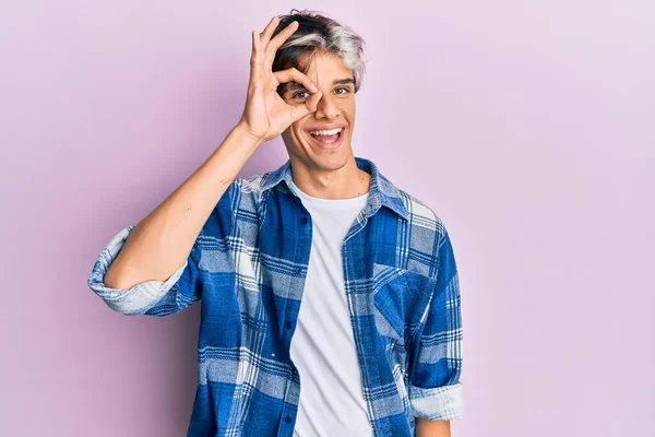 Jovem Hispânico Vestindo Roupas Casuais Fazendo Gesto Com Mão Sorrindo — Fotografia de Stock