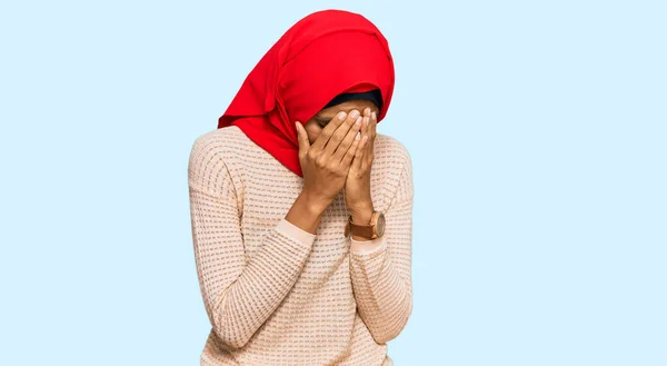 泣きながら手で顔を覆う悲しい表情の伝統的なイスラムヒジャーブスカーフを身に着けている若いアフリカ系アメリカ人女性 うつ病の概念 — ストック写真