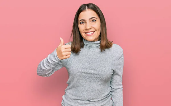 Jovem Mulher Bonita Vestindo Camisola Gola Alta Casual Fazendo Polegares — Fotografia de Stock