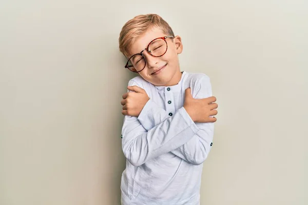 Little Caucasian Boy Kid Wearing Casual Clothes Glasses Hugging Oneself — Stock Photo, Image