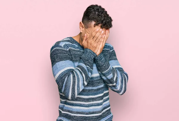 Hispánský Mladík Neformálním Oblečení Smutným Výrazem Zakrývajícím Obličej Rukama Zatímco — Stock fotografie