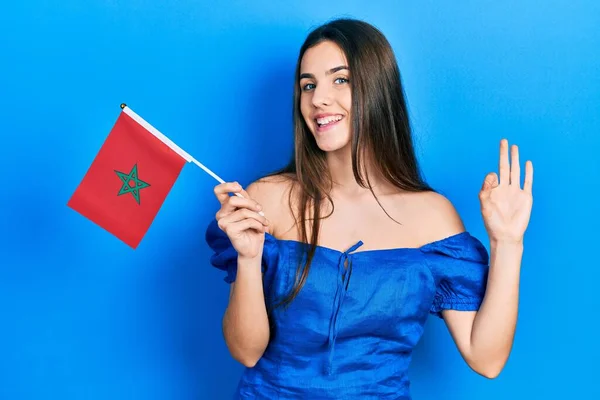 Joven Morena Adolescente Sosteniendo Bandera Marruecos Haciendo Signo Con Los — Foto de Stock