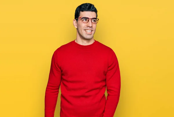 Bonito Homem Hispânico Vestindo Roupas Casuais Óculos Olhando Para Lado — Fotografia de Stock