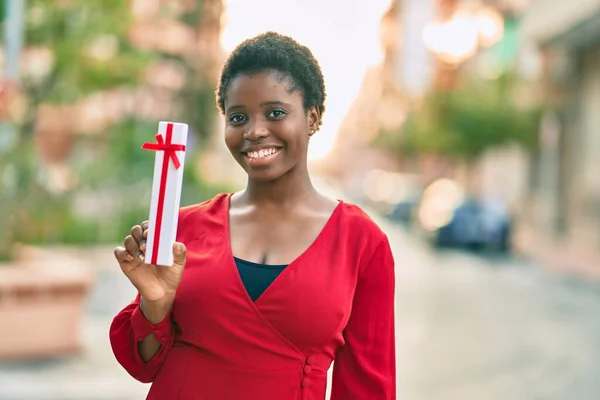 年轻的非洲裔美国女人站在城中 高高兴兴地拿着生日礼物 — 图库照片