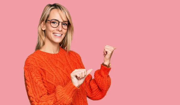 Schöne Blonde Frau Lässiger Kleidung Und Brille Die Nach Hinten — Stockfoto