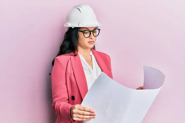 Hermosa Mujer Oriente Medio Mirando Planos Papel Con Casco Seguridad —  Fotos de Stock