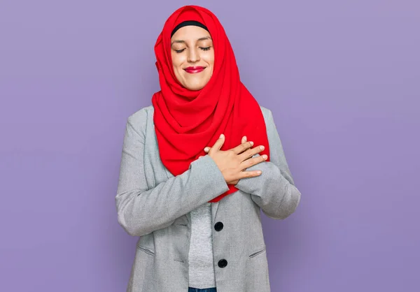 Mulher Hispânica Bonita Vestindo Tradicional Lenço Islâmico Hijab Sorrindo Com — Fotografia de Stock