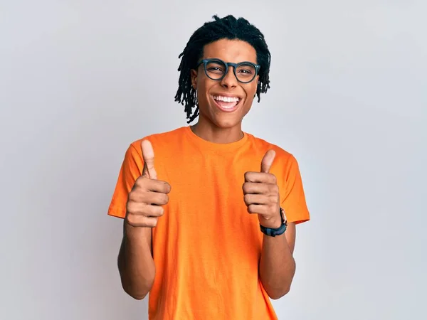 Молодий Афроамериканець Одягнений Повсякденний Одяг Окуляри Успішно Робить Позитивний Жест — стокове фото