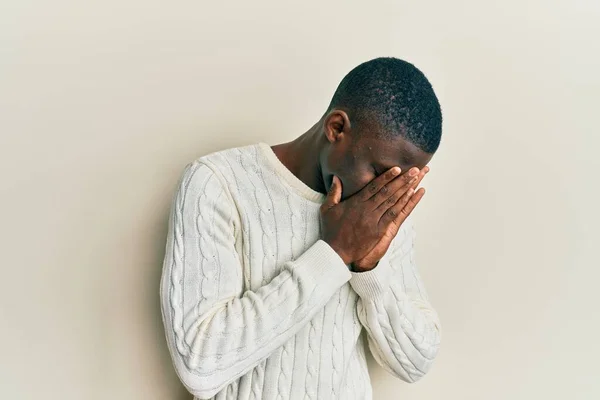 Jovem Afro Americano Vestindo Roupas Casuais Com Expressão Triste Cobrindo — Fotografia de Stock