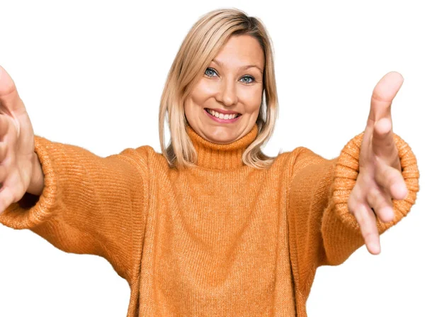 Mujer Caucásica Mediana Edad Con Suéter Casual Invierno Mirando Cámara — Foto de Stock