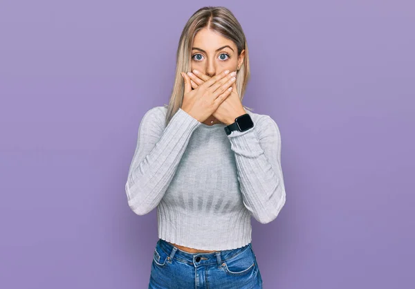 Beautiful Blonde Woman Wearing Casual Clothes Shocked Covering Mouth Hands — Stock Photo, Image