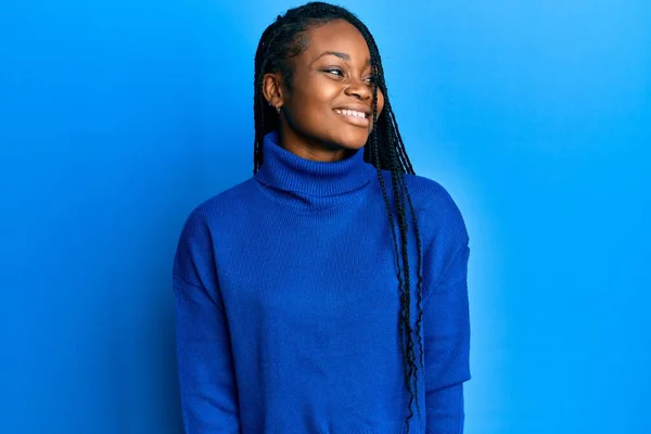 Afro Amerikalı Genç Bir Kadın Günlük Giysiler Giymiş Rahat Bir — Stok fotoğraf