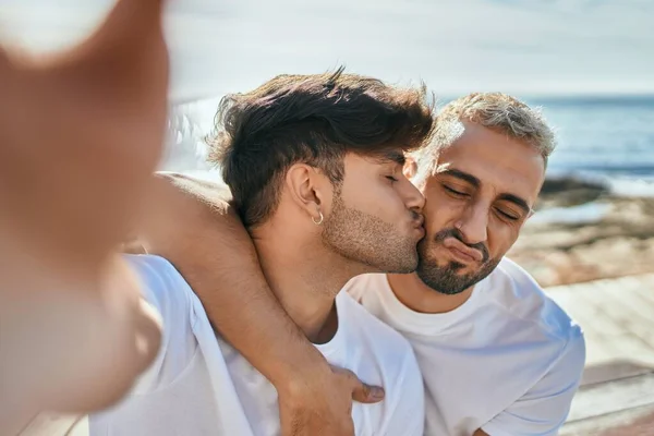 Mladý Gayové Pár Líbání Dělat Selfie Podle Kamery Pláži — Stock fotografie