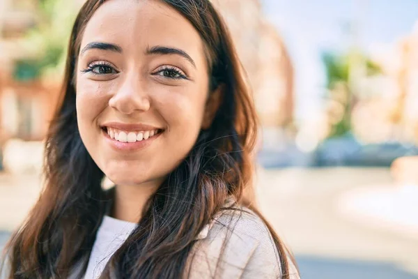 Joven Mujer Hispana Sonriendo Feliz Caminando Por Ciudad — Foto de Stock