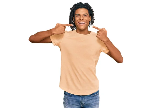 Jonge Afro Amerikaanse Man Met Casual Kleding Die Vrolijk Glimlacht — Stockfoto