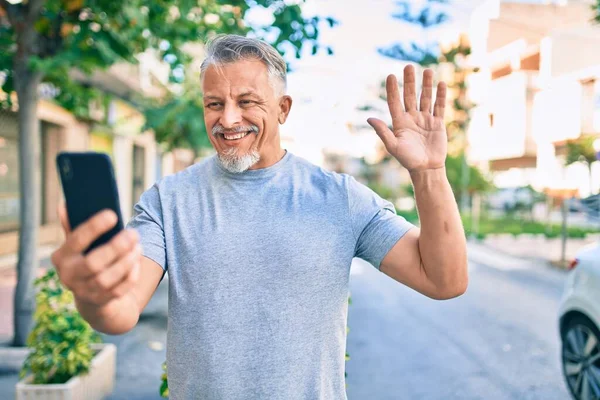 Středověký Hispánský Šedovlasý Muž Šťastně Usmívá Při Videohovoru Pomocí Smartphonu — Stock fotografie