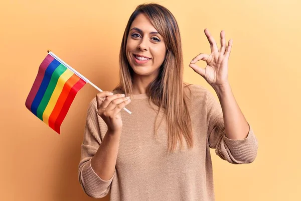 Ung Vacker Kvinna Håller Lgtbq Flagga Gör Tecken Med Fingrar — Stockfoto