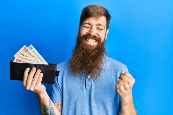 Rotschopf Mann Mit Langem Bart Hält Brieftasche Vereinigtes Königreich Pfund — Stockfoto