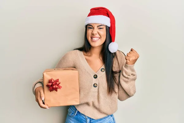 Jeune Belle Fille Hispanique Portant Chapeau Noël Tenant Cadeau Criant — Photo