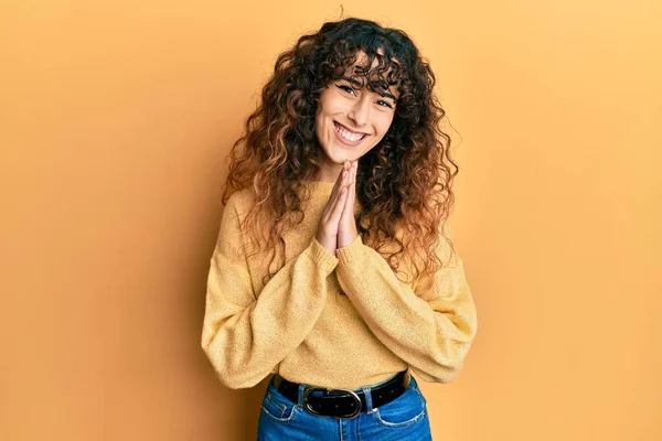 Junges Hispanisches Mädchen Lässiger Kleidung Betet Mit Den Händen Zusammen — Stockfoto