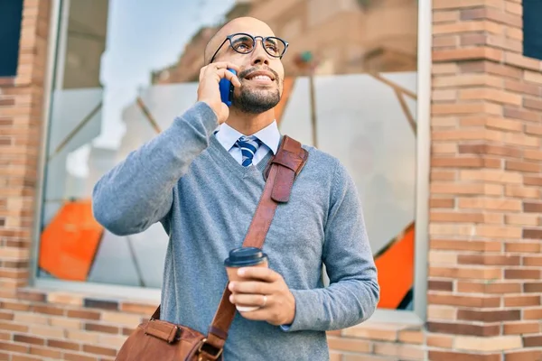 Jovem Empresário Afro Americano Conversando Smartphone Bebendo Tirar Café Cidade — Fotografia de Stock