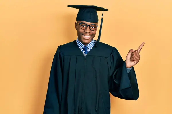 Jovem Afro Americano Vestindo Boné Formatura Roupão Cerimônia Com Grande — Fotografia de Stock