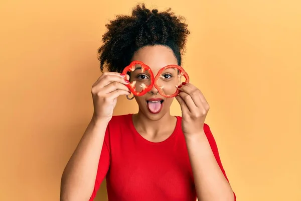 Jong Afrikaans Amerikaans Meisje Houden Rode Peper Als Een Bril — Stockfoto