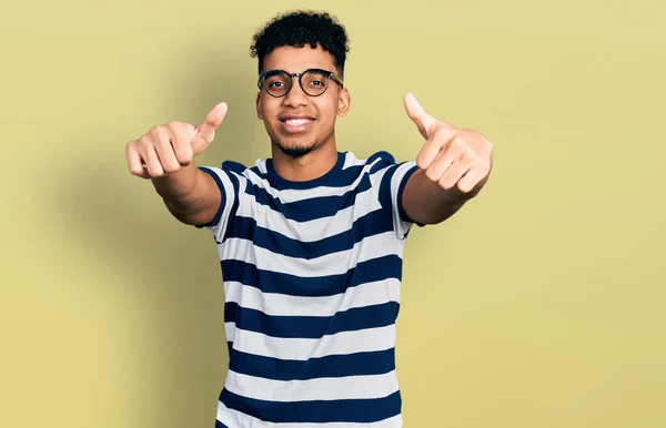 Junger Afrikanisch Amerikanischer Mann Lässiger Kleidung Und Brille Der Zustimmend — Stockfoto